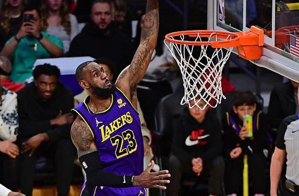 NBA常规赛继续进行，洛杉矶湖人队（17