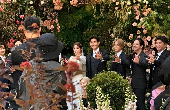 Super Junior在厉旭婚礼上合体