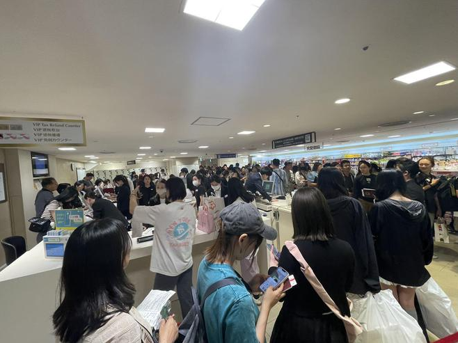 出境游持续火爆：办签证加开夜场，日本商场