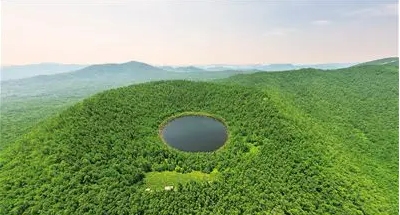 月亮天池成为生态旅游打卡地